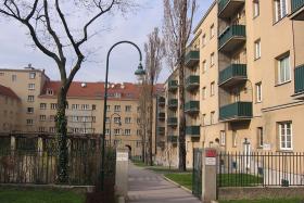 by Hjanko (https://commons.wikimedia.org/wiki/File:Matteottihof_Innenhof.JPG)