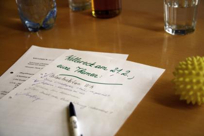 Das 'Kellereck' - Das monatlich stattfindende „Kellereck“ (= Bewohnerrunde) stellt einen fixen Bestandteil im WG-Alltag dar. Alle BewohnerInnen haben die Möglichkeit, ihre Wünsche und Anliegen vorzubringen und Informationen auszutauschen. Auch Ausflüge werden hier gemeinsam geplant. Das 'Kellereck'